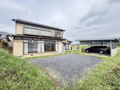 ガレージと平置き駐車場。バーベキューもどうぞ。