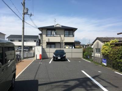 南面道路より　駐車場の奥が物件、遮蔽物なく陽当たり良好