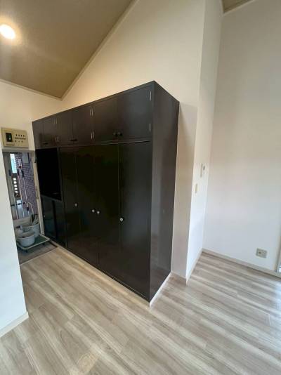 黒い大容量収納で部屋の雰囲気を引き締めます。収納力も抜群