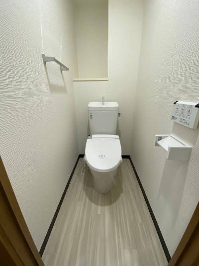 白を基調とした、心がほっと落ち着く清潔感あふれるトイレ。