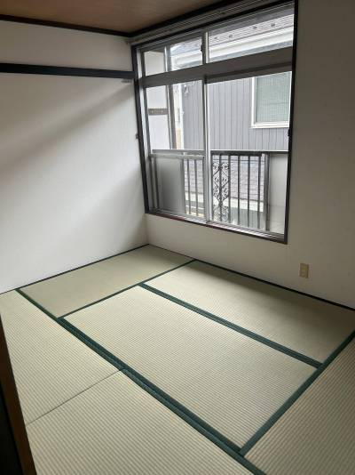 6帖和室の窓側の壁紙はよく見ると模様あり♪