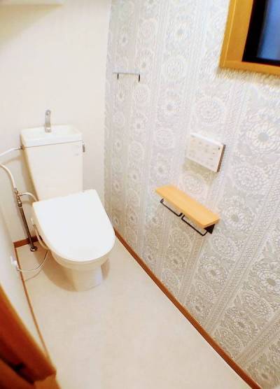 北欧柄の壁とウォシュレット　