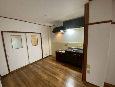 LDKです、シックな色味のキッチンで落ち着きます