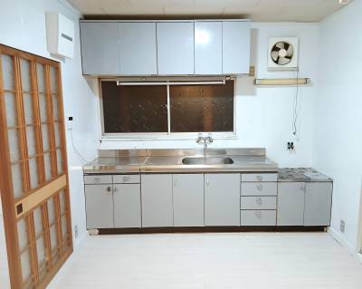 広々キッチン。大きな冷蔵庫や食器洗浄機も余裕で置けます。