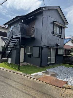 外壁塗装して、おしゃれになりました。２階にも玄関があります