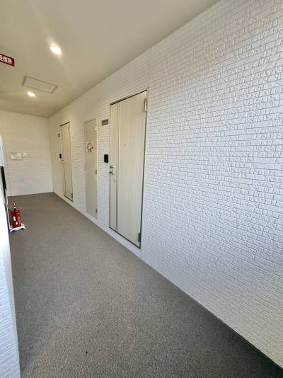 雨に濡れずに部屋に入れる屋内通路・階段