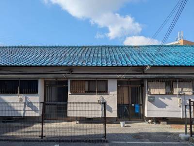 青い瓦が目印です。平屋建ての長屋。