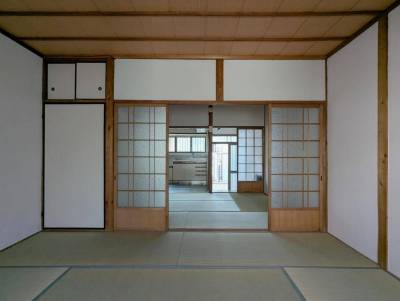 玄関の横にダイニングとキッチンがあります。