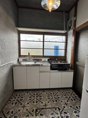 こちらも木枠のレトロ可愛い窓を残したキッチンです