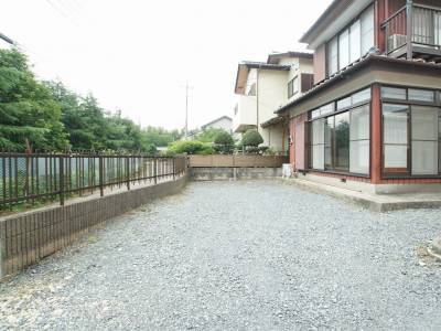 広い駐車場で、小型車なら停め方次第で3台も可能です♪