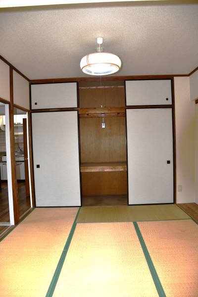 バルコニーに面した和室には押し入れがあり、週のばっちりです