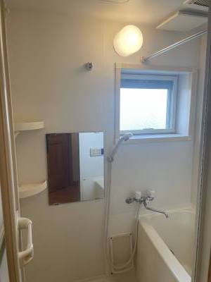 稀少な窓つきの浴室、湯気がこもりにくいですねー❗️