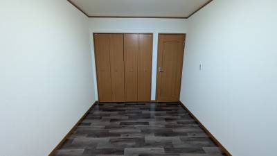 西側洋室5.0帖。広々収納付き。