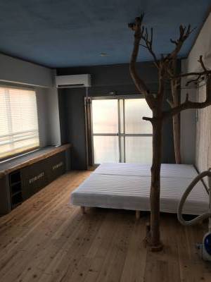 部屋の中に木が3本生えてます