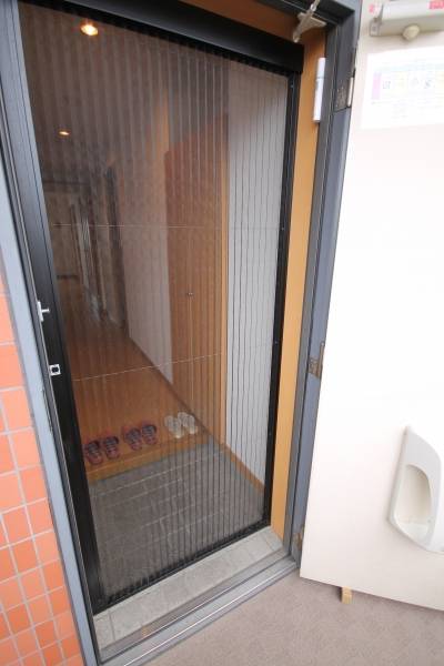 【横引き網戸】夏は風通しを良くしたい｡ドア脇に非常灯を常備｡