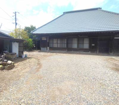 正面が築150年(築年不詳・口伝)の古民家♪左手に古井戸♪