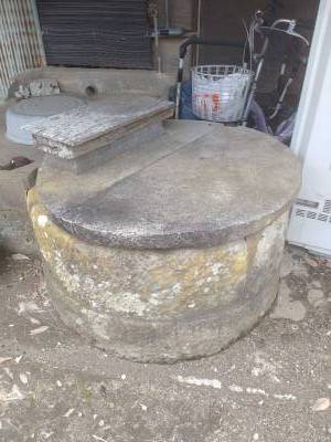 丸井戸♪昔はお野菜などを洗っていたそうです♪