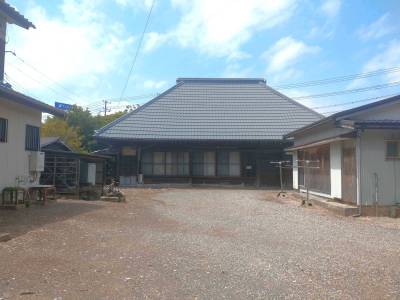 正面が古民家、右が離れ♪左に少しだけアパート(対象外)。