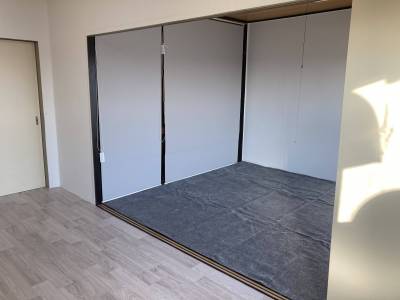 和室（絨毯）
押入れにはロールカーテン