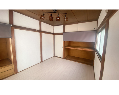 2階、窓2つあり風通しが良いです。収納2カ所有り