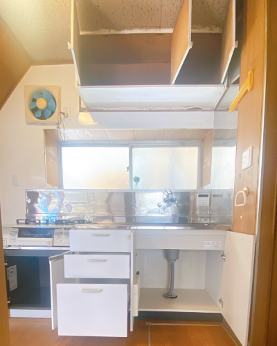 キッチン。2口コンロ付き。収納あります