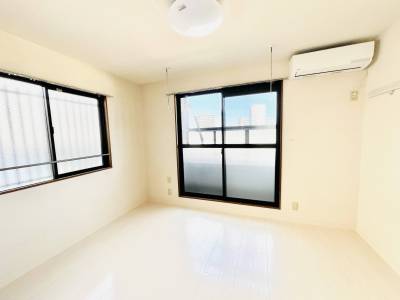 洋室　二面窓採光抜群、室内物干し機導入、壁掛フック