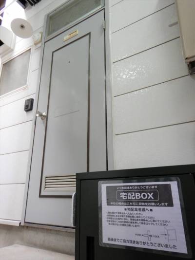 玄関ドア横には専用宅配ボックスを完備します。