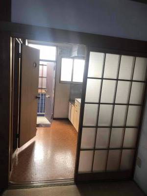 和室からキッチン方向。