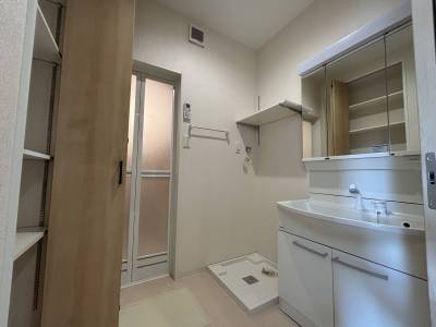 収納付き洗面室
棚付き洗濯機置き場