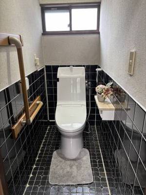 もちろんウォシュレット。あえてレトロなタイルは残しました