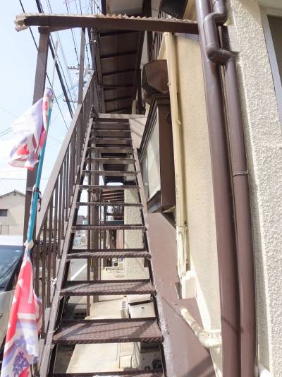 雨の日も安心の屋根付き階段です。