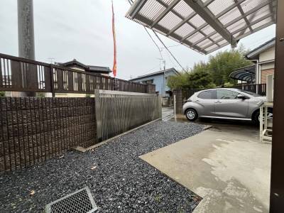 駐車場にも日向ぼっこも可能