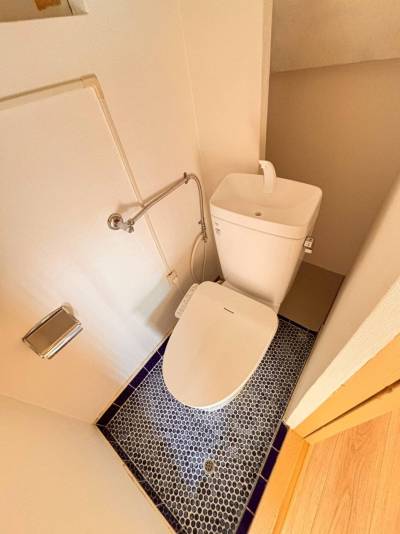 トイレはウォシュレット付きの最新に新設してます