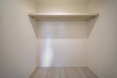 ウォークインクローゼット完備。衣類・荷物を十分収納できます