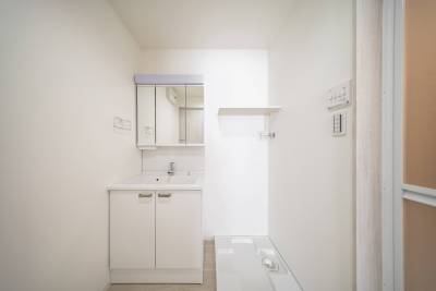 身支度も快適に♪便利なコンセント付き洗面台