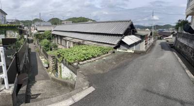 道路横の駐車場