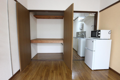 大容量クローゼット、室内洗濯機置き場あります(冷蔵庫の隣)