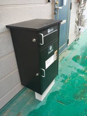 個別に２ボックスタイプの宅配ボックスが付いてます。