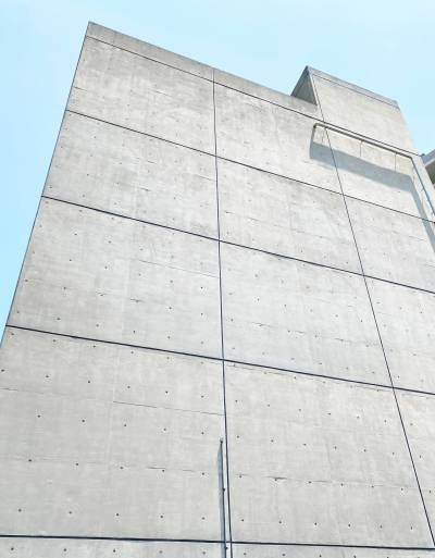 マンション東側より見る