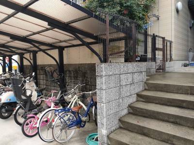 正面玄関左手駐輪場。大型バイクOK！無料！
