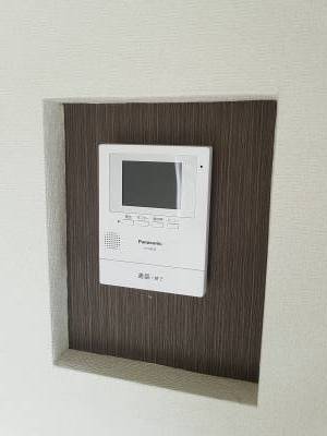 モニターインターホンで安心、ニッチに綺麗に収まっています♪