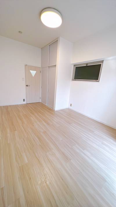オフホワイトを基調とした、使いやすい7.5畳の洋室。