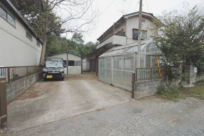 広い駐車場です。軽自動車なら4台は広々と停められます 広い駐車場です。軽自動車なら4台は広々と停められます