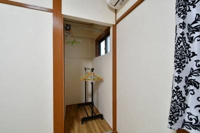 広い収納スペースには電気と窓がついています