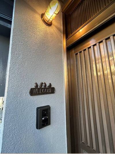 マリンライトが入り口を照らします