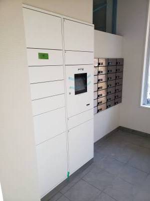 ネットワーク対応宅配ロッカー。宅配便と洗濯物が出せます