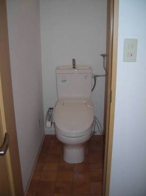 温水便座付きトイレで快適です。
