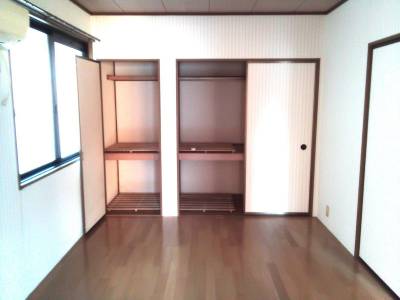 対面キッチンを避け、広いスペースを実現したキッチン部