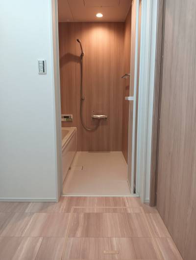 明るい色味のユニットバスです