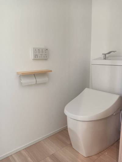 個室内に収納棚があります